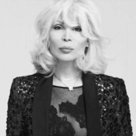 Αμάντα Λιρ. Εμφανίσθηκε στο εξώφυλλο του Playboy δηλώνοντας 3 φορές «Γυναίκα»