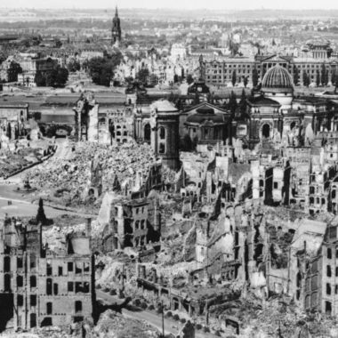 Dresden, Teilansicht des zerstörten Stadtzentrums über die Elbe nach der Neustadt. In der Bildmitte der Neumarkt und die Ruine der Frauenkirche.