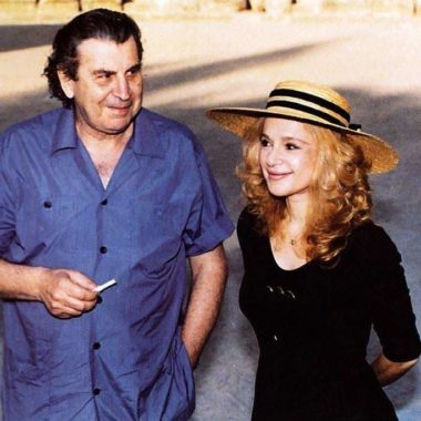 Στην φωτογραφία ο Μίκης με την Αλίκη στην Επίδαυρο για το ανέβασμα της ”Αντιγόνης” το καλοκαίρι του 1990
