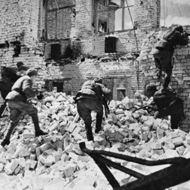ADN-ZB/SNB/ II. Weltkrieg 1939-45
Die Stalingrader Schlacht begann im Juli 1942.
In erbitterten, beiderseits verlustreichen Kämpfen wehrte die Rote Armee das weitere Vordringen der faschistischen Truppen ab. Während der sowjetischen Gegenoffensive im November 1942 wurden über 300 000 Mann eingeschlossen. Die Reste dieser Verbände, etwa 91 000 Mann, kapitulierten am 31.1. und 2.2.1943
Rotarmisten einer Sturmgruppe kämpfen um eine Ruine in Stalingrad.