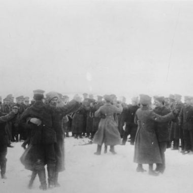 Zentralbild
I.Weltkrieg 1914-1918
W‰hrend des Waffenstillstands an der Ostfront 1918.
Deutsche und russische Soldaten feiern zwischen den Stellungen.
1295-18
[Scherl Bilderdienst]